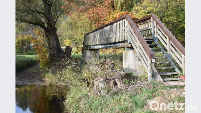 Die alte Brücke bei Trautenberg gehört bald der Vergangenheit an. Bis jetzt mussten Radfahrer schieben, wenn sie über die Fichtelnaab wollten. Anfang November soll die Brücke erneuert werden. Bild: Lowak