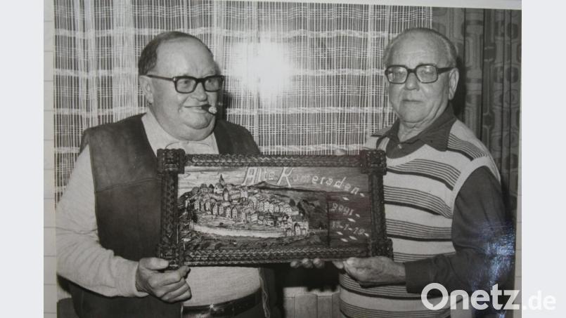 Elektromeister, Bühnenbeleuchter, Musikus und Hobbyschnitzer ist Sepp Brunner (links). Sein Markenzeichen ist ein &quot;Zigarrenstummel&quot;. Dem Rentnerverein schnitzt er diese alte Ansicht von Kirchenthumbach, die das Vereinslokal &quot;Friedl&quot; heute noch ziert. Mit im Bild Gründungsvorsitzender Hans Tröger. Bild: gpa