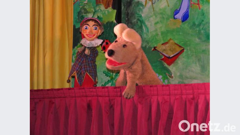 Hund Wuschel passte gut auf, dass dem verzauberten Kaspar auf der Straße nichts passiert. . Bild: ubb