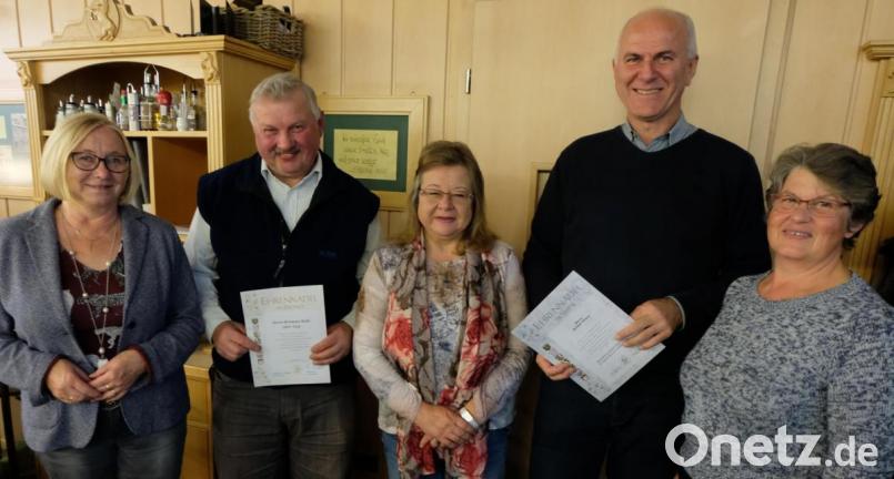 Der Obst- und Gartenbauverein ehrt langjährige, treue Mitglieder. Von links: Vorsitzende Rita Rosner, Hermann Stahl, stellvertretende Bezirksvorsitzende Rosa Prell, Herbert Kraus und Vorsitzende Edith Lederer. Bild: le