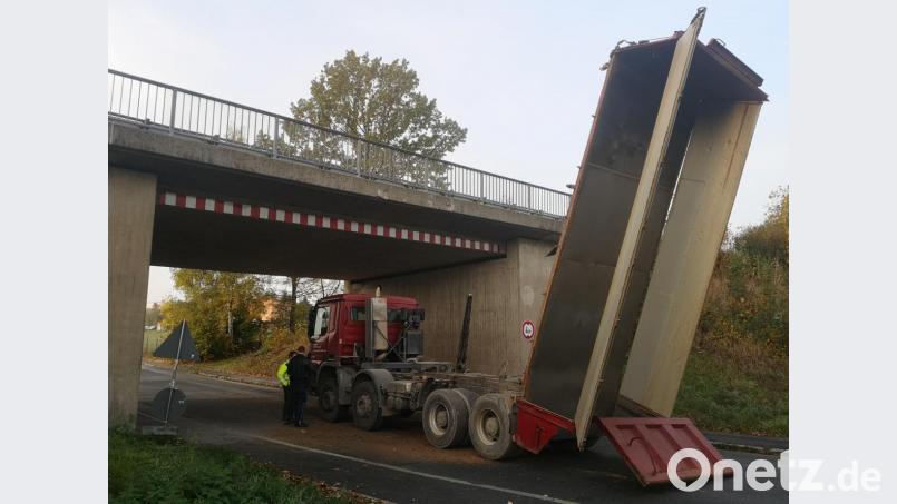 Nach wenigen Metern war die Fahrt schon wieder beendet. Weil der Fahrer offenbar vergessen hatte, die Lademulde wieder zu senken, krachte der Laster in der Röntgenstraße gegen Brücke. Bild: mde