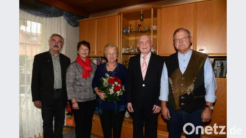Isolde und Richard Gössl feiern die diamantene Hochzeit. Dazu gratulieren am Morgen des Festtages Bürgermeister Karl-Heinz Preißer, Tochter Heidi (von links) gemeinsam mit Ehemann Siegmund Frischholz (rechts). Bild: bey