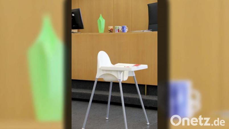 Corpus delicti: ein Ikea-Hochstuhl, im Hintergrund Teetassen. In erster Instanz war das mögliche Geschehen nachgestellt worden. Bild: ca