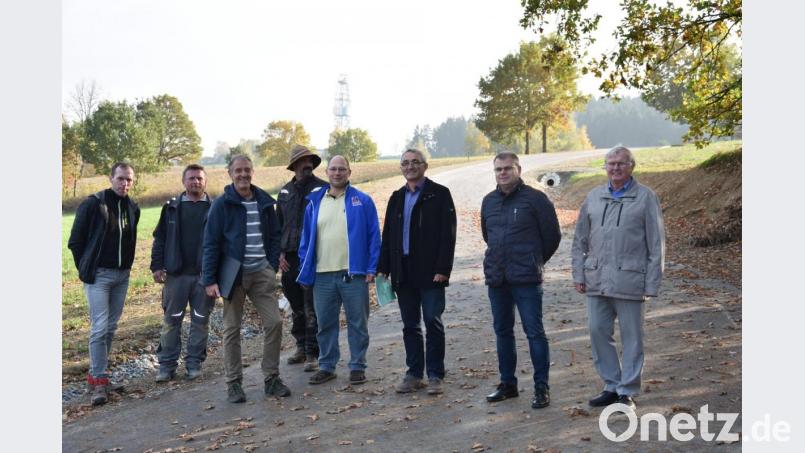 Das letzte Stück des Radwegs zwischen Windischeschenbach und Krummennaab ist fertiggestellt. Bei der Abnahme freuen sich (von rechts) Reinhard Naber, Karlheinz Budnik, Georg Braunreuther, Georg Streibelt, Stefan Windschiegl, Wolfgang Kraus, Heiko Porsch und Rainer Hecht. Bild: Lowak