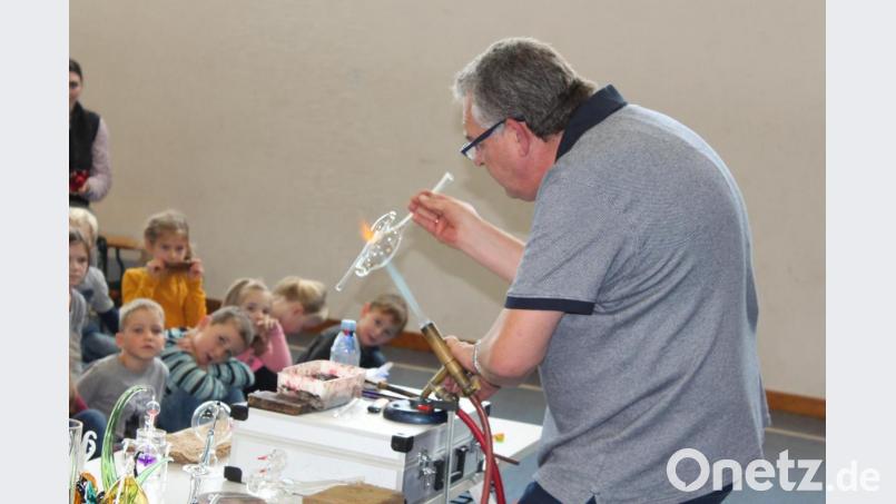 Glasbläser an der Schule Bild: fvo