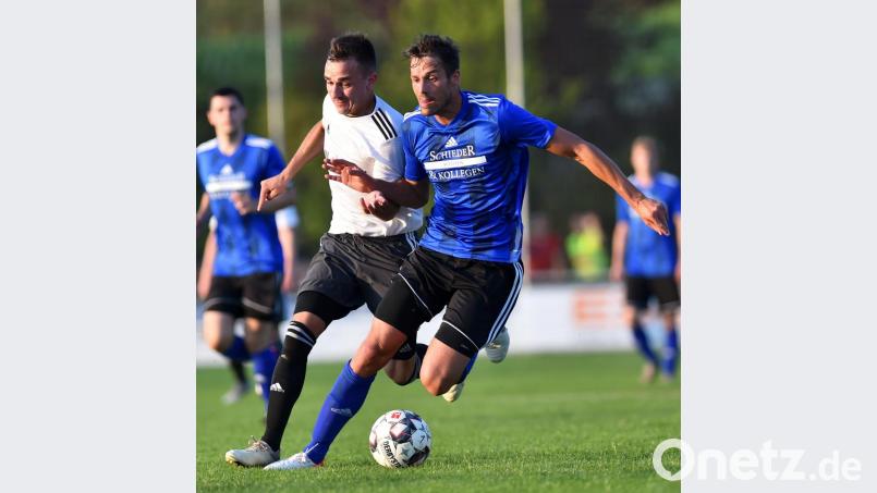 Im Hinspiel setzten die Grafenwöhrer (Florian Träger im weißen Trikot) der SpVgg SV Weiden um Benjamin Werner ordentlich zu. Die Wasserwerk-Elf siegte knapp mit 3:2. Bild: af