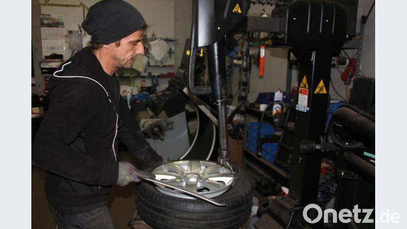 Auch wer seine Räder lieber selbst wechselt: Das Montieren eines Reifens sollte man Fachleuten überlassen. Bild: Konrad Rosner