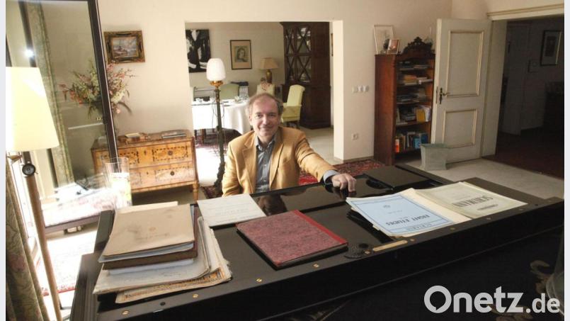 Pianist Stefan Mickisch feiert sein 50-jähriges Bühnenjubiläum mit eigenen Festspielen in seinem Haus in Schwandorf-Kronstetten. Bild: Rudof Hirsch