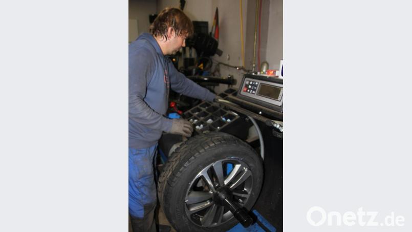 Hans Pastor wuchtet ein Winterrad aus. Schließlich soll es keine Unwucht aufweisen. Bild: Konrad Rosner