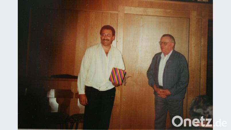 Beim Besuch einer Verdichterstation der Ruhr-Gas AG in Waidhaus dankt Vorsitzender Karl Buchmann (rechts) im Juni 1988 mit einem Geschenk Ingenieur Sühle für seinen Vortrag. Bild: gpa
