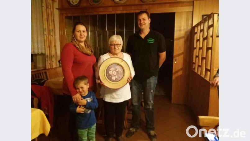 Regina Zilk (links, mit Sohn Simon) gewann die Geburtstagsscheibe von Barbara Bauer. Schützenmeister Michael Fuchs (rechts) gratulierte. Bild: exb/Maria Hoch