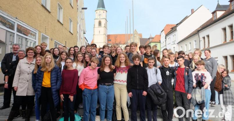 Gegenüber dem Rathaus der Stadt Nabburg stellen sich die Schüler/innen der zehnten Klassen der Gymnasien Efterskole/Ryslinge/Dänemark und .des JAS- Gymnasium Nabburg mit Bürgermeister Armin Schärtl sowie den betreuenden Lehrkräften Line Haar und Maike Pedersen (von links) zum Erinnerungsfoto auf. Bild: ohr