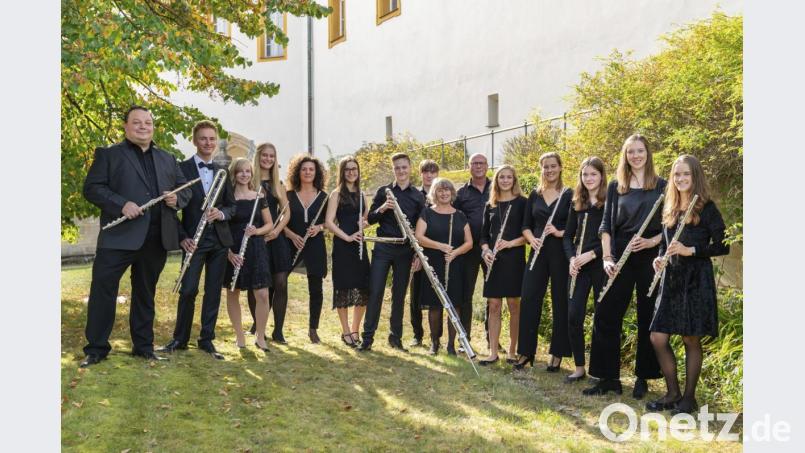 Das frisch gegründete Querflötenorchester mit Dirigent Steffen Weber (6.v.re.). Bild: Thilo Hierstetter