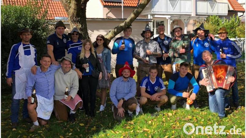 Mit seinem Akkordeon stimmte Markus Schraml (vorne rechts) die Kirwaburschen und -Madler vom SV Immenreuth auf die Fahrt durch die Ortschaft ein. Bild: mez