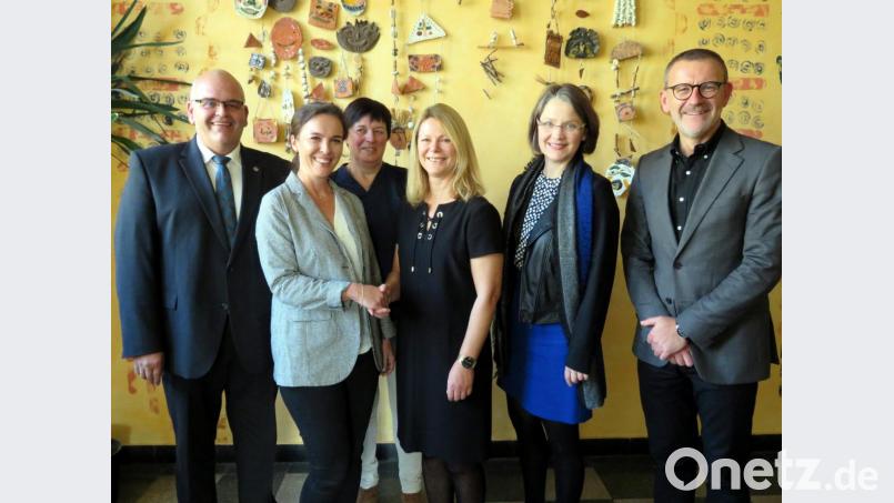 Die neue Grundschul-Konrektorin Kerstin Münchmeier (Zweite von links) ist offiziell ins Amt eingeführt worden. Es gratulierten (von links) Bürgermeister Klaus Meyer aus Neualbenreuth, Beatrix Rustler (hinten) als Vertreterin der Stadt Waldsassen, Schulleiterin Karin Gleißner (Mitte) sowie Schulrätin Martina Puff und Stadtpfarrer Thomas Vogl. Bild: ubb
