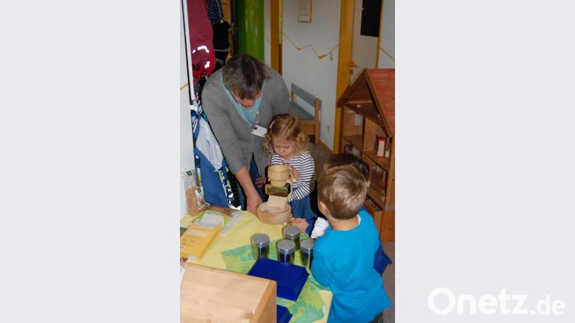 Mit Ernährungsfachfrau Erika Brandl dürfen die Kinder auch selbst Haferflocken an der Flockenquetsche zubereiten. Bild: grm