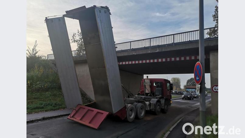 Nach wenigen Metern war die Fahrt schon wieder beendet. Weil der Fahrer offenbar vergessen hatte, die Lademulde wieder zu senken, krachte der Laster in der Röntgenstraße gegen Brücke. Bild: mde