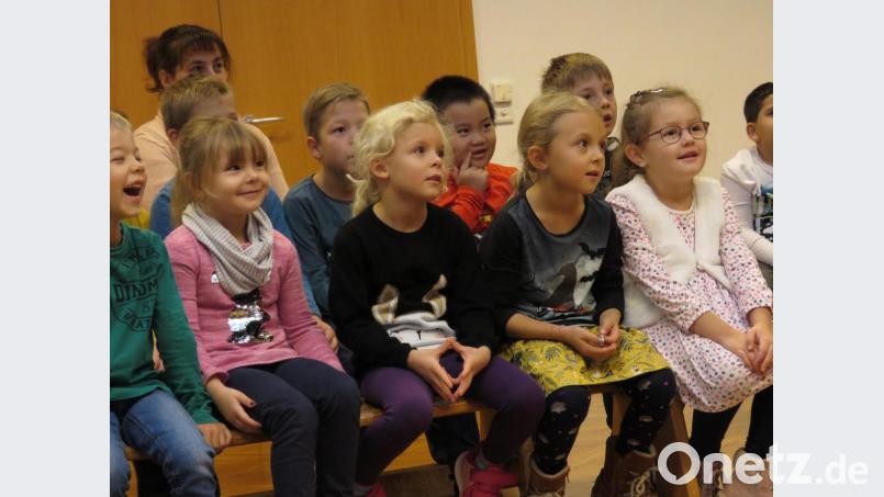 Was wird die böse Hexe Wackelzahn jetzt wieder mit dem armen Kasperl anstellen? Bild: ubb