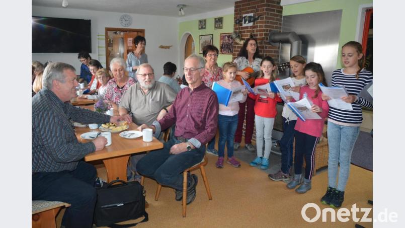 Im Bild die zahlreichen Kinder, die musikalischen Begleiterinnen Monika Kunz und Margot Sölch, Autor Werner Robl (links) sowie Seniorenbeauftragter Konrad Härtl und Pfarrseelsorger Pater Benedikt Leitmayr (sitzend, von rechts). Bild: jr