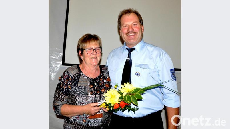 Alfons Wurzer (rechts), zweiter Vorsitzender des Kriegervereins Kleinschwand/Voitsberg, bedankte sich bei Edith Hafner für ihren Dienst am Kriegerdenkmal seit 20 Jahren mit einem Blumenstrauß. Bei Elfriede Bartmann wird diese Ehrung nachgeholt. Bild: es