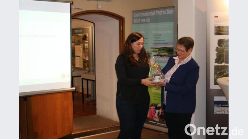 Kulturmanagerin Birgit Plößner dankt Cäcilia Kastl-Meier für die Aufklärung über die Umweltarbeit im Truppenübungsplatz. Bild: sne