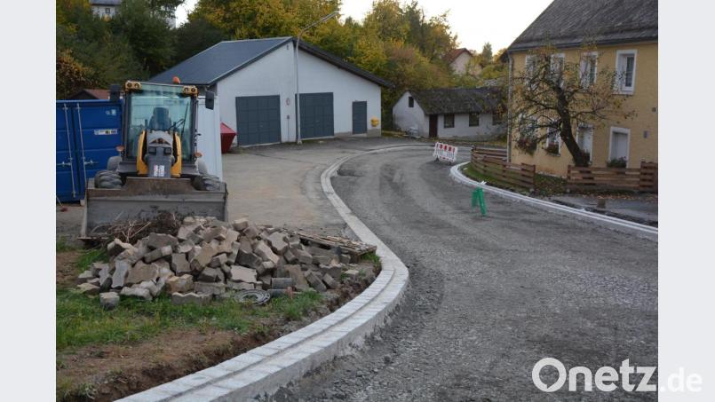 Die Maßnahmen beim Feuerwehrgerätehaus gehören bereits zur Dorferneuerung. Bild: jr
