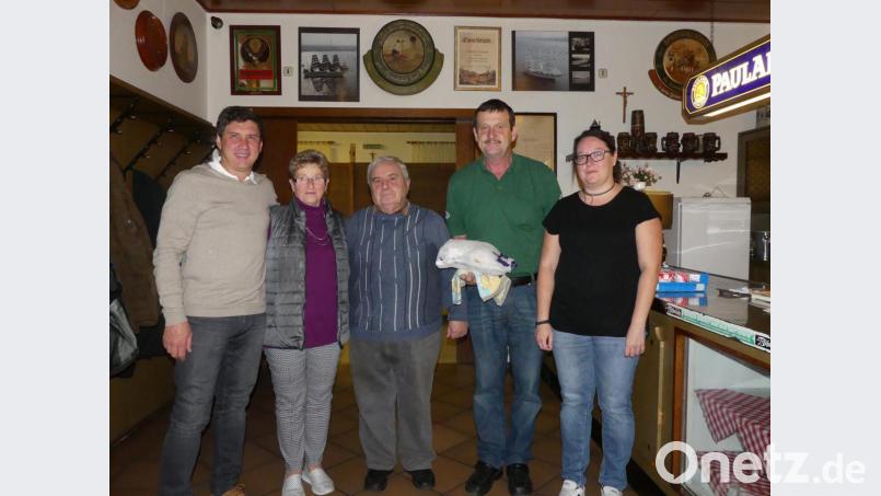 Bürgermeister Gerald Reiter (links) gratulierte (von links) Maria Wild, Rudolf Paa, Helmut Werner und Corinna Werner als den ersten Preisträgern des Kirchweihschießens. Bild: mkj