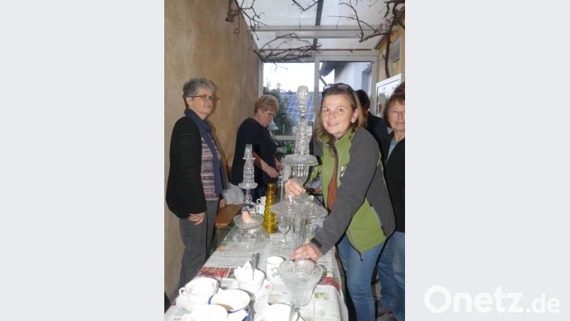 Unter Anleitung von Diana Kleber entstehen beim Bastelabend des Obst- und Gartenbauvereins dekorative Glasgebilde. Bild: rn