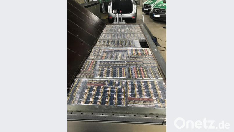 Weil sie Unregelmäßigkeiten am Anhänger eines 61-Jährigen entdeckten, schauten Further Zöllner genauer hin - und entdeckten 170 Stangen Schmuggelzigaretten. Bild: Bundeszollverwaltung