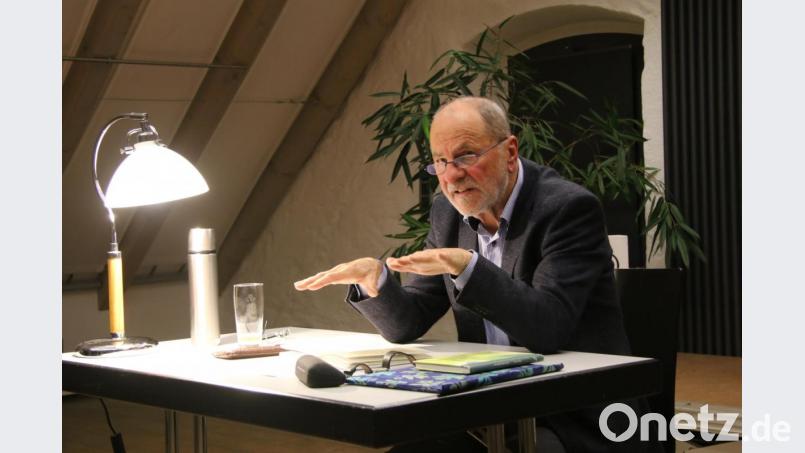 Bei einer Lesung im Centrum Bavaria Bohemia erzählte Autor Friedrich Brandl über sein Leben und Werk. Zwischendurch legte er immer wieder mal Buch weg und schilderte Hintergründe zu den verschiedenen Geschichten. Bild: eib