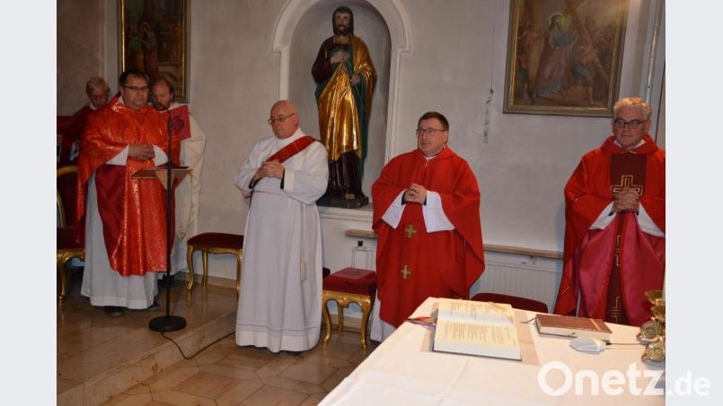 Sieben Priester feierten den Gottesdienst zum jüngsten Resl-Gebetstag. Im Bild (vorne, von links) Pfarrer Markus Urban, der als Hauptzelebrant und Prediger im Einsatz war, Diakon Karl Pemsl sowie die Pfarrer Claus Michelbach und Ewald Billharz aus der Erzdiözese Freiburg. Bild: jr