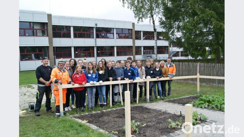 Die Schüler der Klasse 9M zusammen mit Andreas Malzer von der Kassecker-Gruppe, Rektorin Claudia Strobel-Dietrich und Lehrerin Sandy Wendt (von rechts) sowie Tim Kellert vom Maschinenring Stiftland und Kassecker-Mitarbeiter Wolfgang Plötz (von links). Bild: exb