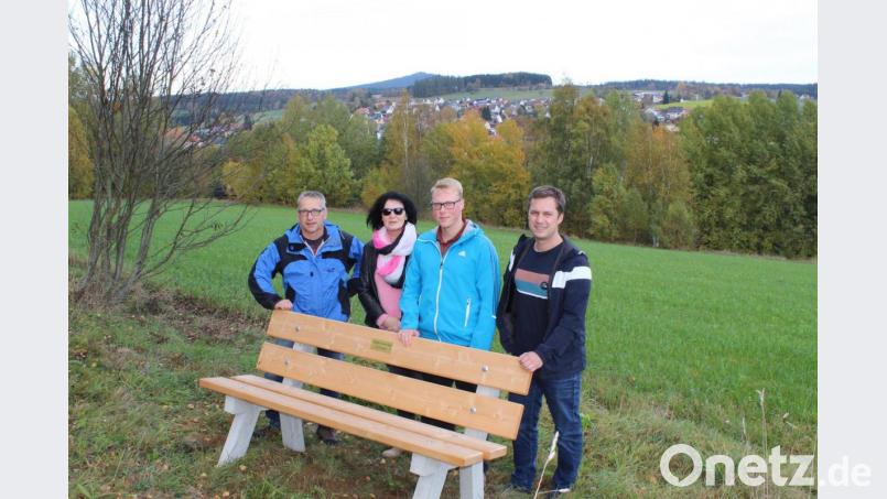 Wieder eine Bank, auf der sich die Wanderer erholen können und einen wunderbaren Blick über das schöne Ebnath haben. Darüber freuen sich (von links) Wegewart Gerhard König, FGV-Vorsitzende Irene Anklam, Spender Johannes Vetter und CSU-Bürgermeisterkandidat Wolfgang Söllner. Bild: soj