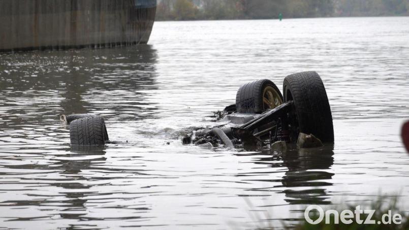 Wie lange das gestohlene Fahrzeug bereits in der Donau lag, ist Gegenstand der Ermittlungen. Bild: Alexander Auer
