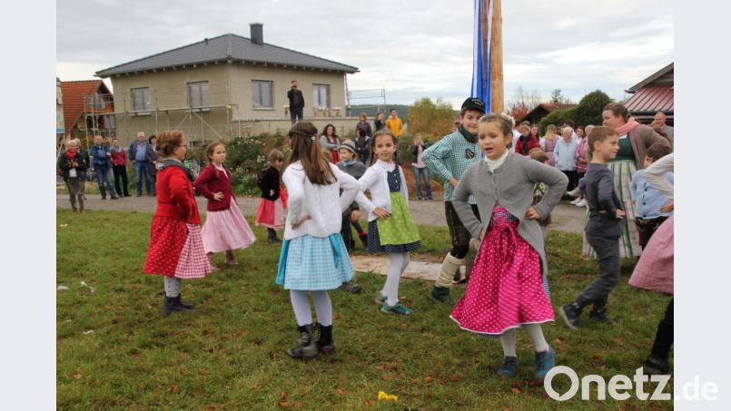 Neun Nachwuchskirwapärchen der Faschterer Kirwaleit haben unter Leitung von Manuela Fronhofer wochenlang intensiv für das Baumaustanzen geprobt. Die Vorstellung klappt dann wie am Schnürchen. Bild: ads
