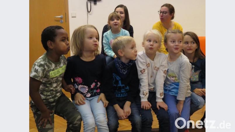 Immer wieder wurden die Kinder ins Geschehen einbezogen. Hier wurde kräftig gepustet. Bild: ubb