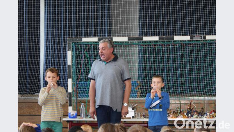 Die Schüler Toni (links) und Elias (rechts) durften auch mal probieren Bild: fvo
