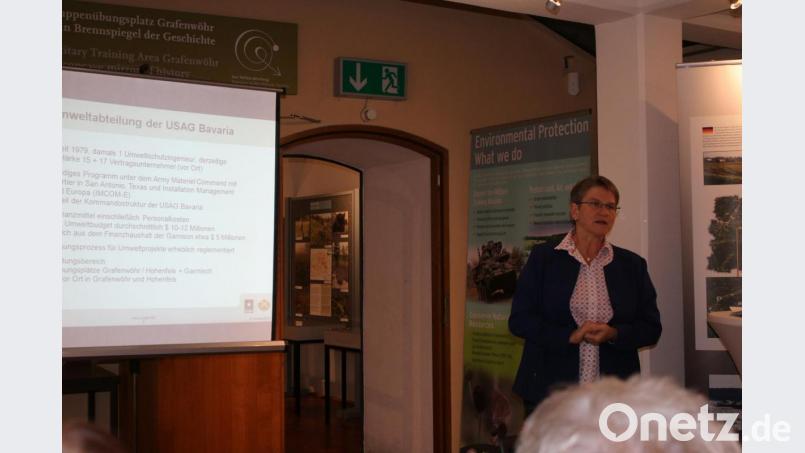 Cäcilia Kastl-Meier kennt das Naturschutzprogramm der US Garirison Bavaria und informiert über die Umsetzung. Bild: sne