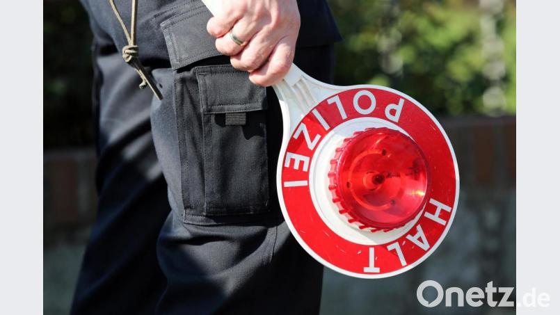 Polizisten nahmen am Mittwochabend einen 39-Jährigen mit auf die Wache. Dort attackierte er die Beamten. Symbolbild: Marcel Kusch/dpa/dpa