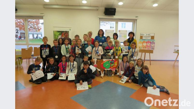 Klassenlehrerin Elisabeth Schubert bedankte sich bei Theresia Troppmann, Michaela Weigl, Elisabeth Würstl und Christiana Enslein (hinten von links) für den abwechslungsreichen Anschauungsunterricht über die Milch. Bild: jzk