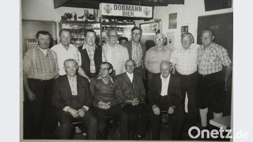 Sie sind die Gründungsmitglieder des Rentner- und Pensionistenvereins: (hinten, von links) Hans Dötsch, Hans Lima, Ludwig Kellner, Hans Tröger, Georg Sertl, Georg Vogl, Josef Schwemmer, Georg Fürk sowie (vorne, von links) Andreas Ubl, Johann Rinnagl, Franz Kirsch und Georg Götz. Bild: gpa