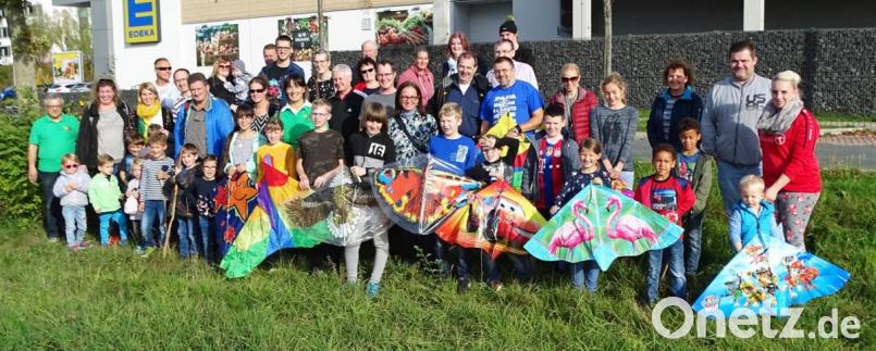 Viele bunte Drachen ließen die Kinder und Eltern beim Drachenfest der Siedlergemeinschaft „Am Krumpes“ steigen. Bild: Dobmeier Bild: Dobmeier