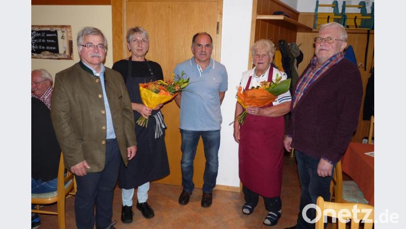 Die langjährige „Herbergsmutter“ Kuni Mutzbauer (Zweite von rechts) ist erstes weibliches Ehrenmitglied der Tischgesellschaft Riglasbrünner. Mit im Bild (von links) Zweiter Vorsitzender Michael Scherer, Birgit Mutzbauer, Kassier Erwin Mutzbauer und (rechts) Erster Vorsitzender Otto Windisch. Bild: rlö