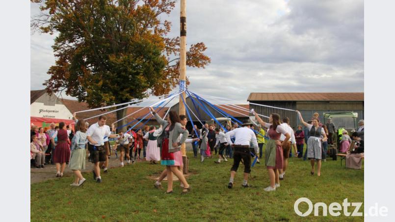 Tänzerisches Können und höchste Konzentration müssen die zehn Faschterer Kirwapaare beim Bandltanz beweisen, damit zum Abschluss den Baum eine weiß-blaue Raute ziert. Die Tänzer bestehen ihre Feuertaufe. Bild: ads