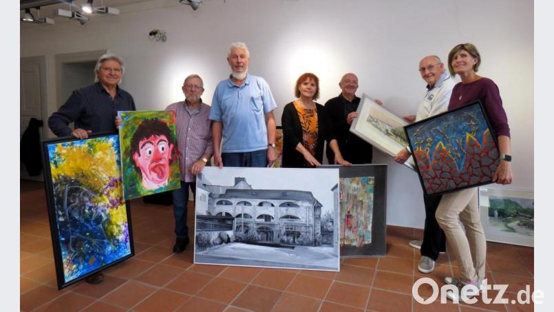 Fleißig mit dem Aufbau ihrer Ausstellung sind derzeit die KVT-Mitglieder beschäftigt. Zweite Vorsitzende Kerstin Rumswinkel (re.) ist sehr zufrieden mit den Werken, die von den KVT-Mitgliedern ab Samstag im Museumsquartier präsentiert werden. Bild: ubb