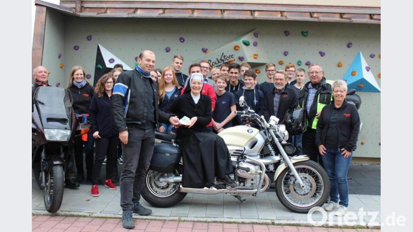 Den Chef und Initiator Thomas Kormann begleiteten seine Ehefrau Claudia, Hans Kormann, Andrea Lehner, Herbert Schramm und Hermann Eckert zur Übergabe der Mogo-Spende an der Realschule.