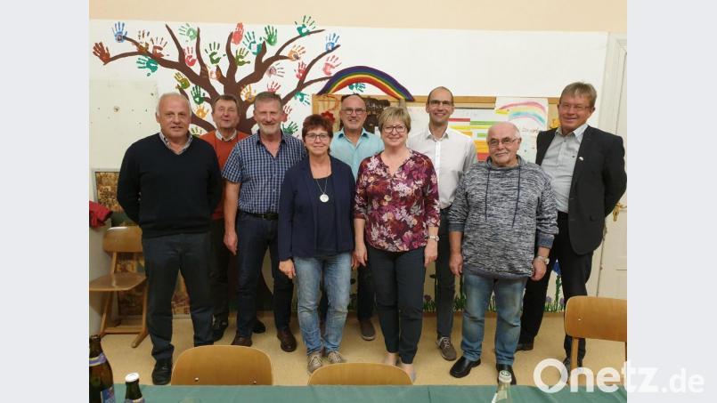 Die Kreistagsfraktion der Freien Wähler stattet dem Kultur- und Begegnungszentrum der Abtei Waldsassen einen Besuch ab. Kräuterführerin Petra Stark ermöglichte einen Blick hinter die Kulissen. Bild: exb