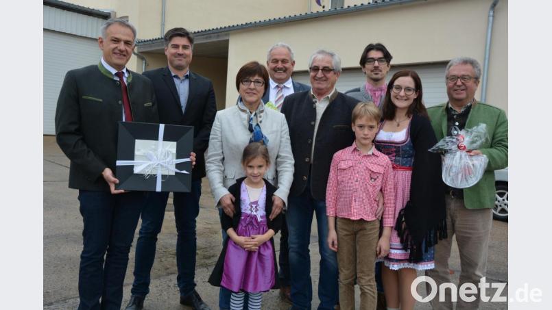 Bei der Feier auf dem früheren Fabrik-Areal mit dabei waren (von links) Bürgermeister Roland Grillmeier, Thomas Schuller, Elisabeth Schuller mit Enkelin Isabel, Bürgermeister Johann Burger, Josef Schuller mit Enkel Finjas (vorne), Markus Schuller mit Ehefrau Andrea sowie Bürgermeister Toni Dutz. Bild: jr