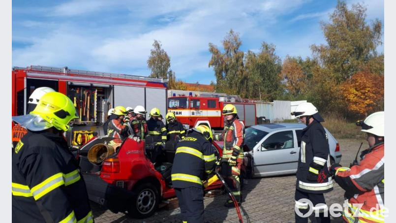 Gemeinsam retten Feuerwehraktive aus Rozvadov und Waidhaus nach einem angenommenen Verkehrsunfall grenzüberschreitend die eingeklemmten Personen. Bild: fjo