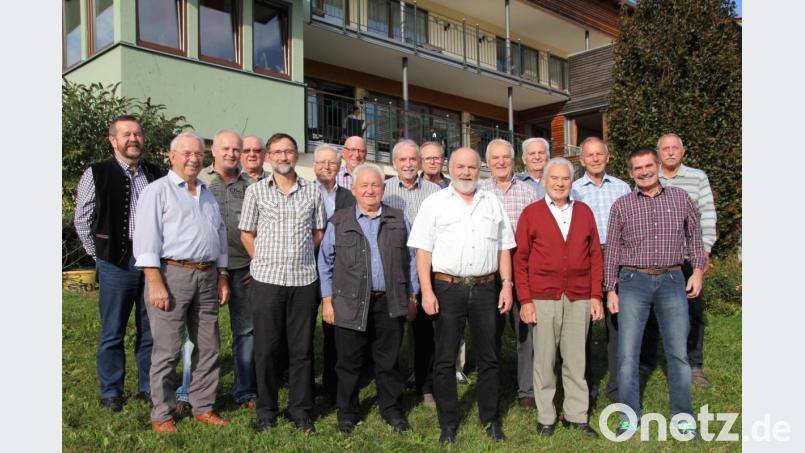 Der frühere Stabsfeldwebel Matthias Karl (Vierter von rechts) hatte das zweite Treffen der einstigen Bundeswehr-Fahrlehrer organisiert. Bild: frd
